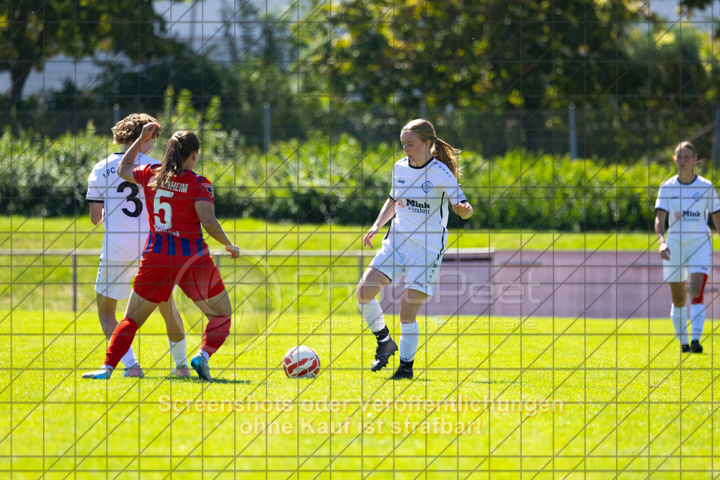 20260906_124624_0323_(c)_by_PhotoPeet | #,1.FC Donzdorf (weiß) vs. 1.FC Heidenheim 1846 (rot), Fußball, Frauen-Verbandspokal Gruppe 2, 2. Runde, Saison 2026/2027, Rasenplatz Lautertal Stadion, Süßener Straße 16, 73072 Donzdorf, 06.09.2026 - 11:00 Uhr,Foto: PhotoPeet / Sport- &amp; Eventfotografie / Peter Harich