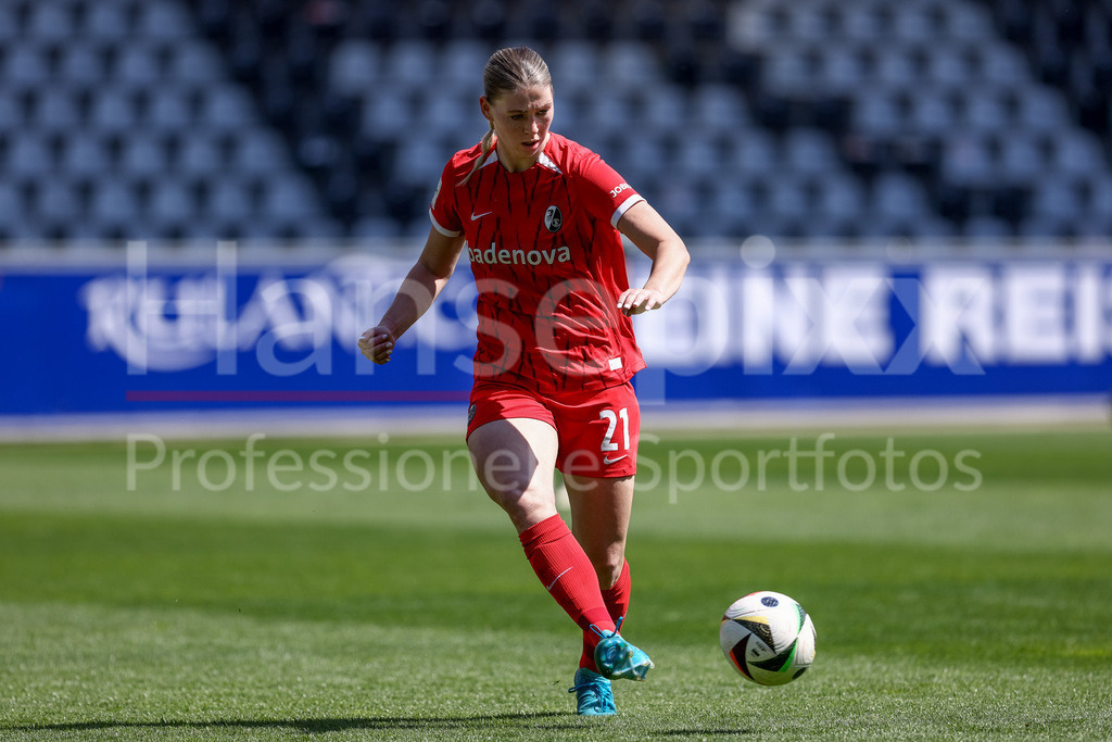 Fussball, Google Pixel Frauen-Bundesliga, SC Freiburg - SV Werder Bremen | Samantha Steuerwald (SC Freiburg, 21) am Ball, Freisteller, Einzelbild, Ganzkörper, Aktion, Action, Spielszene, DIE DFB-RICHTLINIEN UNTERSAGEN JEGLICHE NUTZUNG VON FOTOS ALS SEQUENZBILDER UND/ODER VIDEOÄHNLICHE FOTOSTRECKEN. DFB REGULATIONS PROHIBIT ANY USE OF PHOTOGRAPHS AS IMAGE SEQUENCES AND/OR QUASI-VIDEO.