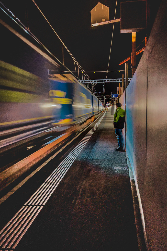 Durchfahrt Huckepack-Zug auf dem alten Gleis 2 | Schöne Fotografien aus der Stadt und der Natur zum bestellen oder selber hochladen. Druck auf Foto, Postkarte, Kalender, FineArt Hahnemühle, Alu-Dibond , Akustikbilder zur Absorption von Schall und Lärm etc. - Realisiert mit Pictrs.com