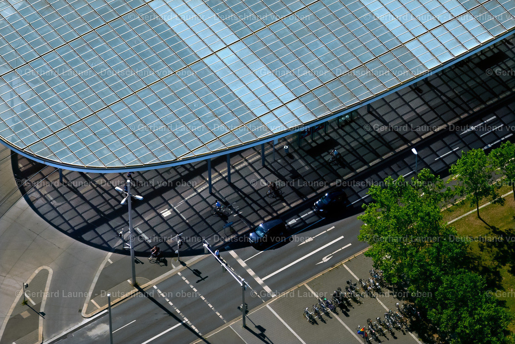 4035431 | BRAUNSCHWEIG 31.07.2020 ZOB Omnibus- Bahnhofs- Terminal an der Verkehrsbetriebe am Berliner Platz in Braunschweig im Bundesland Niedersachsen, Deutschland. Weiterführende Informationen bei: Braunschweiger Verkehrs-GmbH,  Planungsgruppe Dröge Baade Drescher GmbH + Co. KG,  welp architekten Gbr. // Central Bus Station for Public Transportation on Berliner Platz in Brunswick in the state Lower Saxony, Germany. Further information at: Braunschweiger Verkehrs-GmbH,  Planungsgruppe Droege Baade Drescher GmbH + Co. KG,  welp architekten Gbr. Foto: Gerhard Launer
