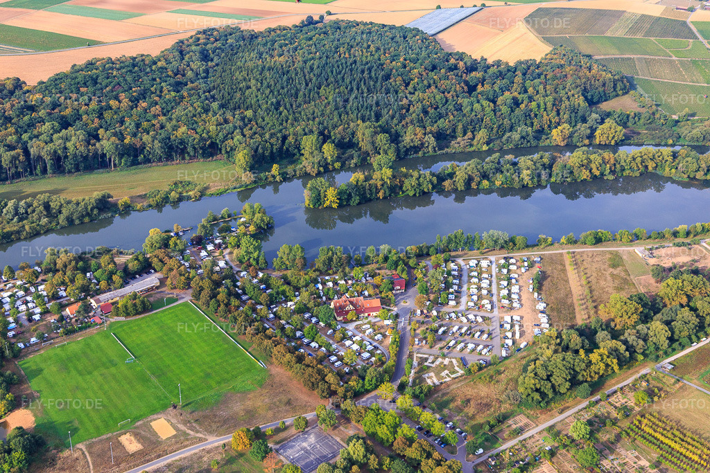 Luftbild: Camping Katzenkopf am Main in Sommerach im Bundesland Bayern in Deutschland. – Foto: IMG_111252.jpg vom 09.09.2018 durch Werner Riehm/FLY-FOTO.de – Auflösung des Originals: 5472 x 3648 px – Camping Katzenkopf