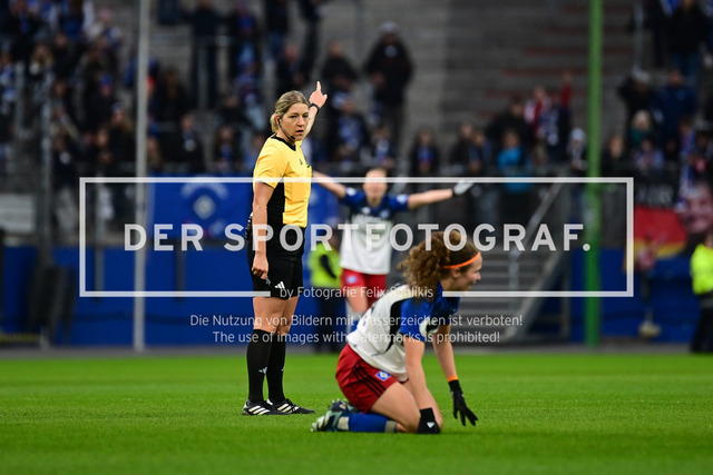 Fußball I Frauen I Saison 2025-2026 I DFB-Pokal I Achtelfinale I Hamburger SV - Bayer 04 Leverkusen I 15608 | Karoline Wacker (Schiedsrichterin) Melanie Brunnthaler (11, Hamburger SV) am Boden - Realisiert mit Pictrs.com
