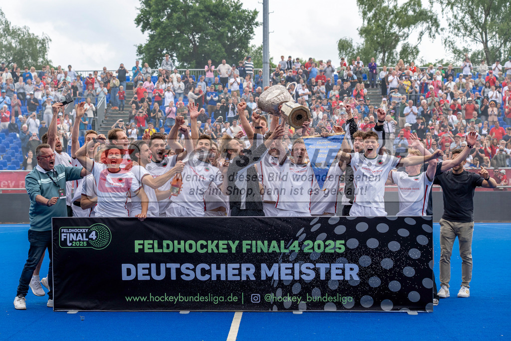 Final4_20250601-1531-HK108817 | Krefeld, Deutschland, 01.06.2025:  Feldhockey Final4 2025 – „Deutsche Feldhockey-Meisterschaften 2025“ Crefelder HTC - Rot-Weiss Köln (Finale Herren) im Gerd-Wellen-Hockeyanlage am 01.06.2025 in Krefeld, Deutschland. (Foto von Kramhöller/Fehrmann/Kaste)Krefeld, Germany, 01.06.2025: Feldhockey Final4 2025 – „Deutsche Feldhockey-Meisterschaften 2025“ Harvestehuder HTC - Düsseldorfer HC (Finale Damen) in Gerd-Wellen-Hockeyanlage at 01.06.2025 in Krefeld, Deutschland. (Foto from Kramhöller/Fehrmann/Kaste)