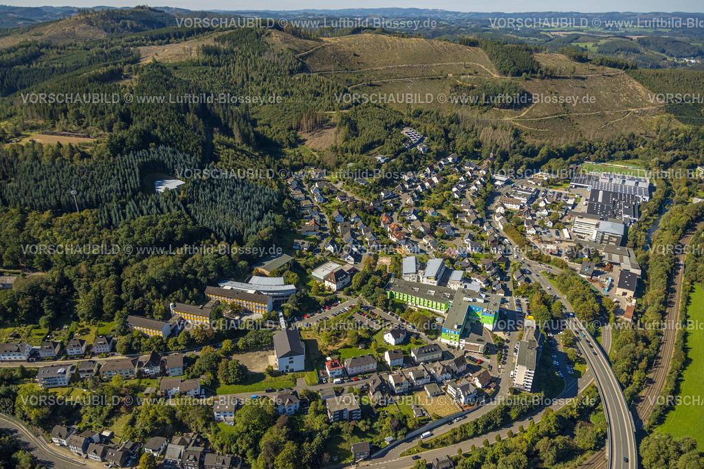 Lennestadt230910064Altenhundem | Luftbild, Gymnasium der Stadt Lennestadt (GymSL), St. Josefs-Hospital, Hensel GmbH, Waldschäden, Altenhundem, Lennestadt, Sauerland, Nordrhein-Westfalen, Deutschland