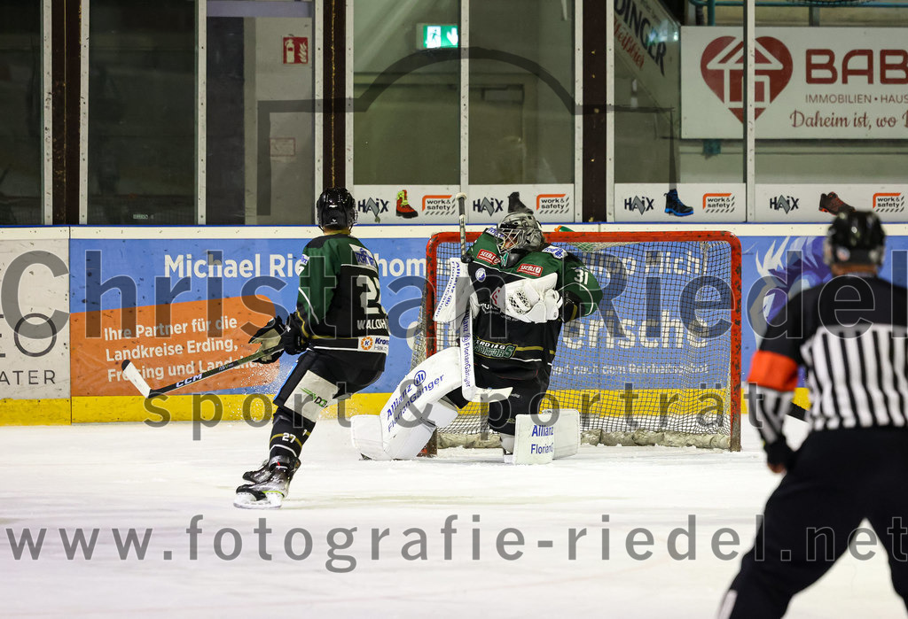 2022-11-04_083_Eishockey_TSV_Erding_gegen_TSV_Peissenberg | Erding, Deutschland, 04.11.2022:
Eishockey, Bayernliga 2022 / 2023, 10. Spieltag, TSV Erding gegen TSV Peißenberg, Endergebnis: 4:3

Mark Waldhausen (Erding Gladiators, #27), Torwart Christoph Schedlbauer (Erding Gladiators, #31)

Foto: Christian Riedel / fotografie-riedel.net
