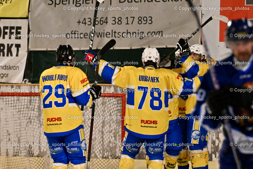 ELV Zauchen vs. EC Tigers Paternion  | Jubel ELV Zauchen Mannschaft, #29 Wohlfahrt Philipp ELV Zauchen, #78 Urbanek Markus ELV Zauchen, ELV Zauchen vs. EC Tigers Paternion , ELV Zauchen vs. EC Tigers Paternion  am 02.01.2025 in Eisoval Zauchen (Stadthalle Villach), Austria, (Photo by Bernd Stefan)