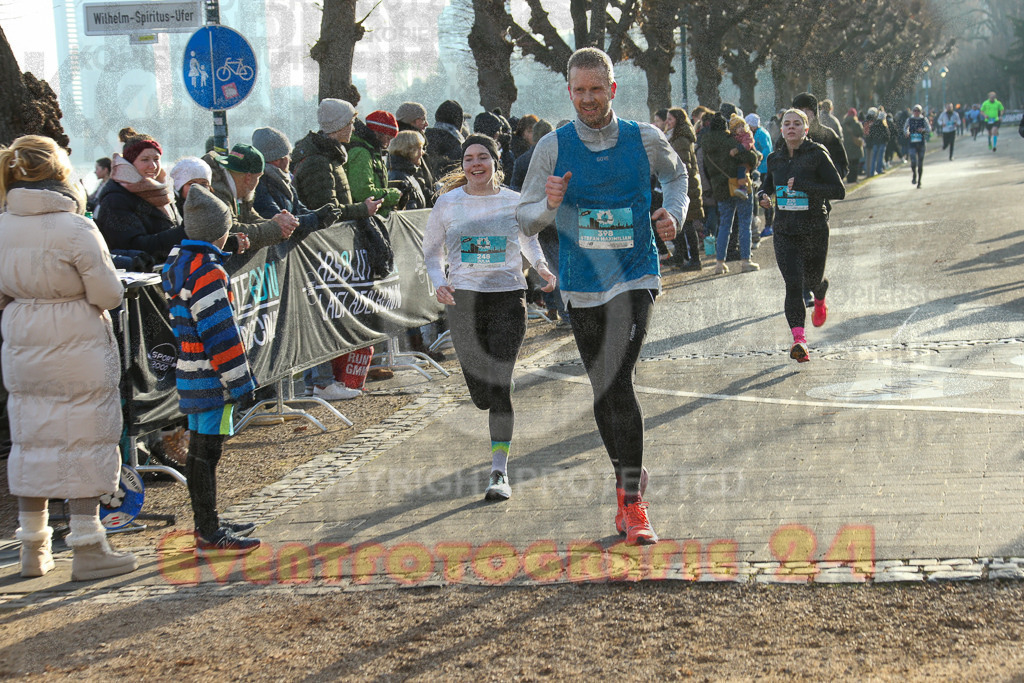 241231_1201_EX1_3439 | Sportfotografie im Rhein-Sieg Kreis, Köln, Bonn, NRW, Rheinland Pfalz, Hessen, etc. Unser Tätigkeitsfeld umfasst den Laufsport vom Volkslauf über den Marathon, Duathlon, Triathon bis zum Ultralauf wie Kölnpfad Ultra oder Schindertrail.