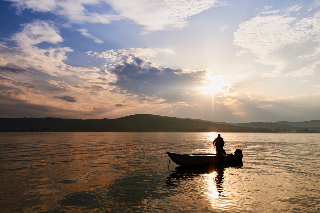 Fischer auf dem Boot | San Feliciano, Italien - August 31, 2016: Lago Trasimeno; Fischer auf dem Boot im Morgenlicht. - Realisiert mit Pictrs.com