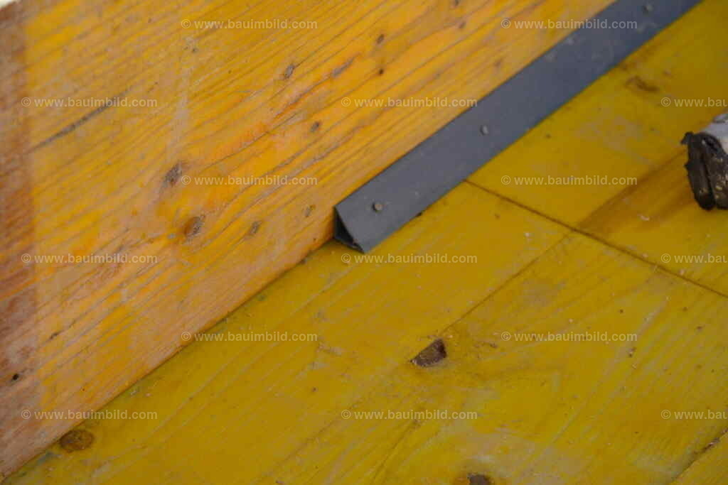 Dreikantleiste Betonschalung | Gelbe Schalungsplatten mit Dreikantleiste aus PVC mit Nagellöchern für gebrochene Betonkante