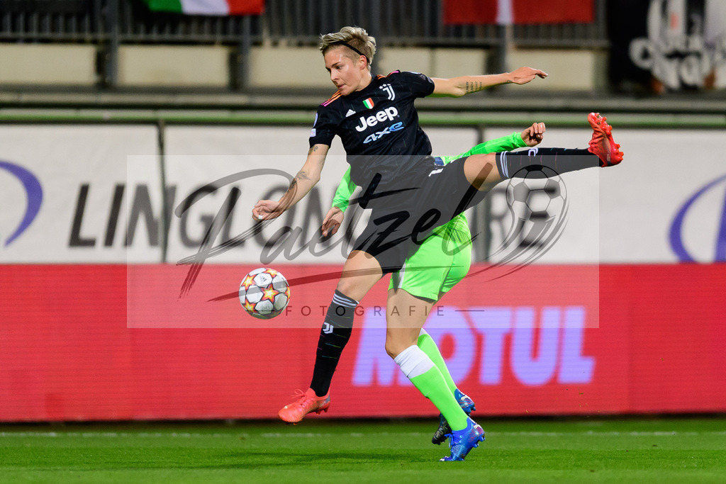 WOBJUV20211118_019 | Fussball, Frauen: Kathrin Hendrich (VfL Wolfsburg) und Lina Hurtig (Juventus FC) im Zweikampf bei dem Spiel der UEFA Women´s Champions League zwischen VfL Wolfsburg und Juventus Turin im AOK-Stadion am 18.11.2021 in Wolfsburg, Deutschland. - Realisiert mit Pictrs.com