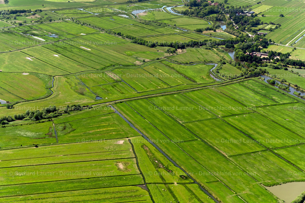 4029894 | Naturschutzgebiet bei Brokhuchting, Grollander-und Huchtinger Fleet, MITTELSHUCHTING 01.06.2020 Grasflächen- Strukturen einer Feld- und Wiesen- Landschaft in Mittelshuchting im Bundesland Bremen, Deutschland. // Structures of a field landscape in Mittelshuchting in the state Bremen, Germany. Foto: Gerhard Launer
