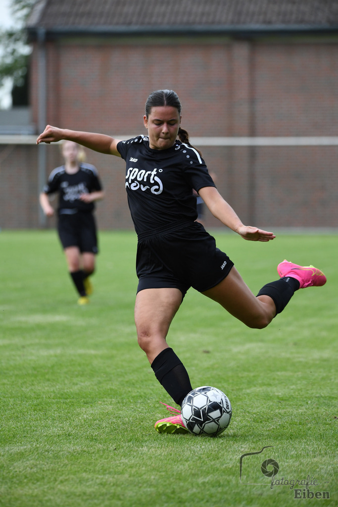 SG am Meer-TSV Abbehausen | Frauen Bezirksliga Nord; SG am Meer (schwarz)-TSV Abbehausen (grün) am 13.08.2023; in Gristede (), Photo: Philip Eiben 2023 - Realisiert mit Pictrs.com