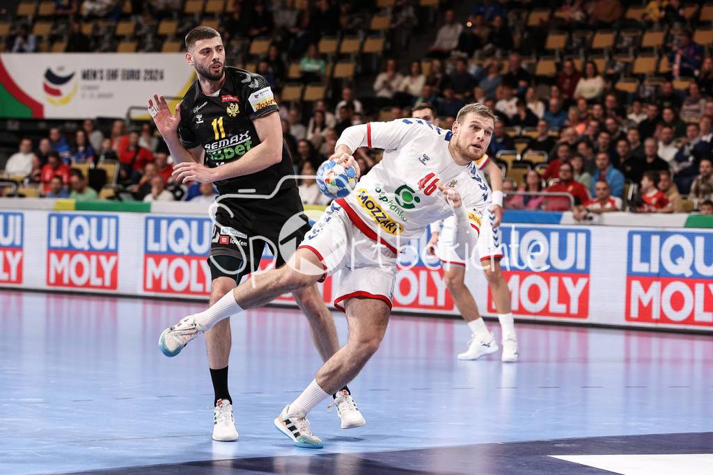 Serbien - Montenegro | Branko VUJOVIC (MNE #11) kann Dragan PECHMALBEC (SRB #46) nicht am Wurf hindern