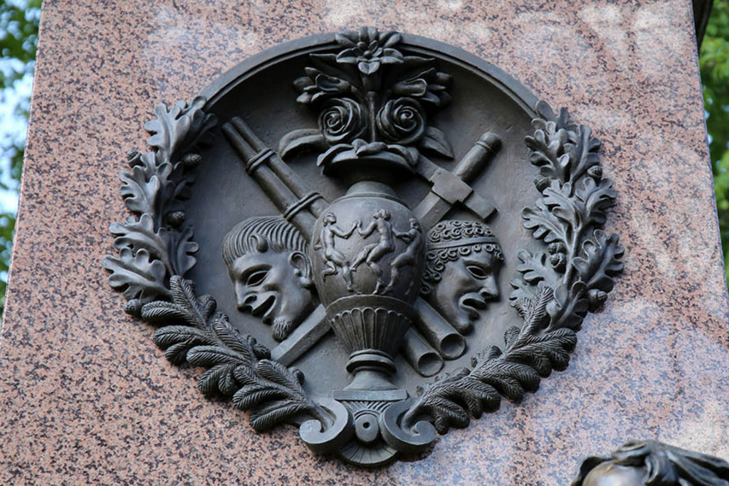 Foto: Leipzig - Mendelssohn-Denkmal - Symbole für weltliche Musik | Das Team hinter BILDLEXIKON LEIPZIG bündelt historische wie aktuelle Informationen über die Stadt Leipzig in Text und Bild auf einer Plattform und stellt diese der interessierten Öffentlichkeit zur Verfügung.