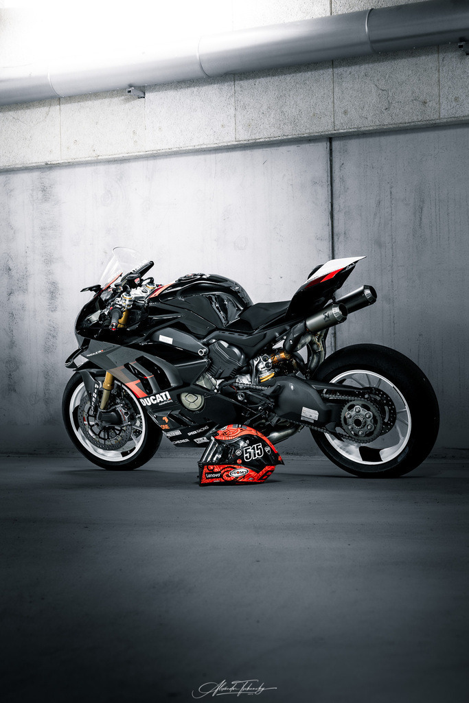 Ducati Panigale V4S | Entdecken Sie die faszinierende Welt von Alexander Tschuncky Arts: Kreative Fotografie, atemberaubende Automobilkunst und hochwertiger Bilderdruck. Lassen Sie sich inspirieren! - Realisiert mit Pictrs.com