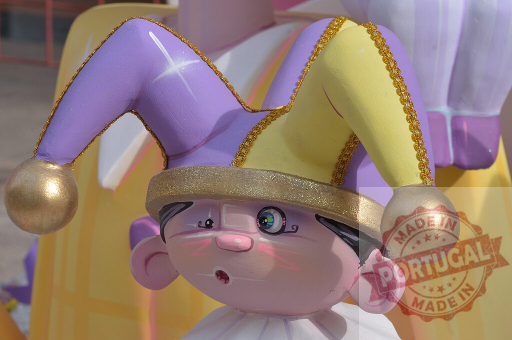 Jester doll head detail wearing colorful hat | Jester doll head with purple and yellow hat, celebrating carnival and festivities - Realisiert mit Pictrs.com