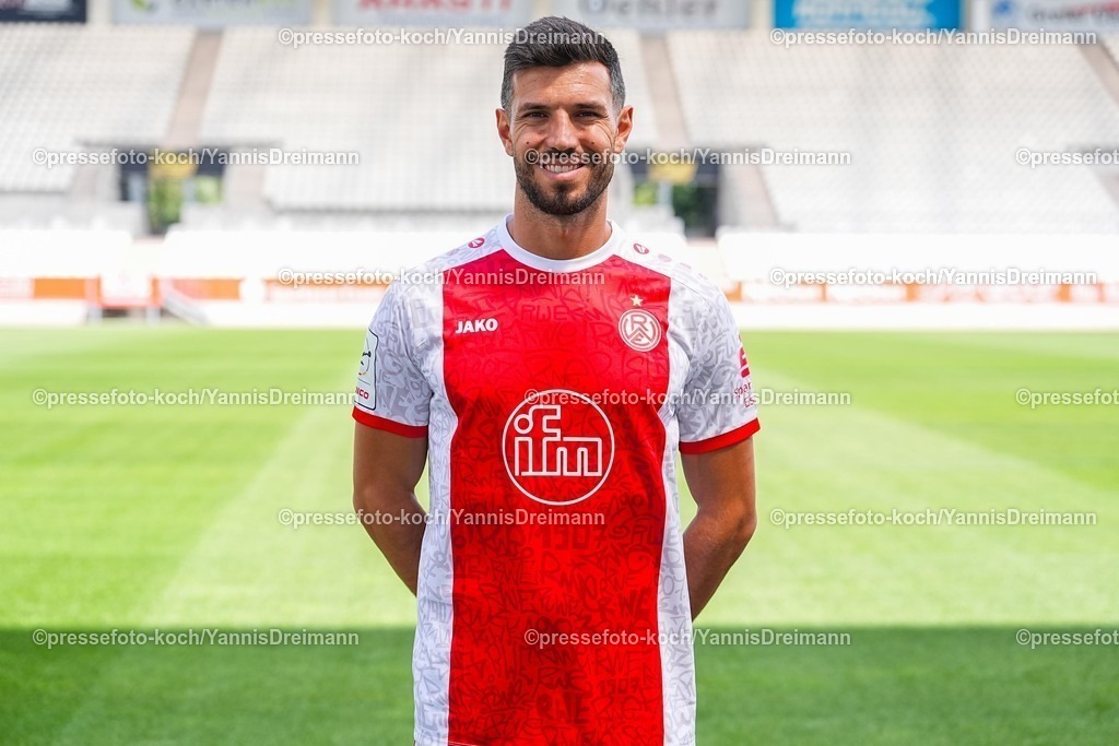 RWE22072501015 | Klaus Gjasula; Rot-Weiss Essen; 3.Liga, Porträttermin 2025/2026, 22.07.2025