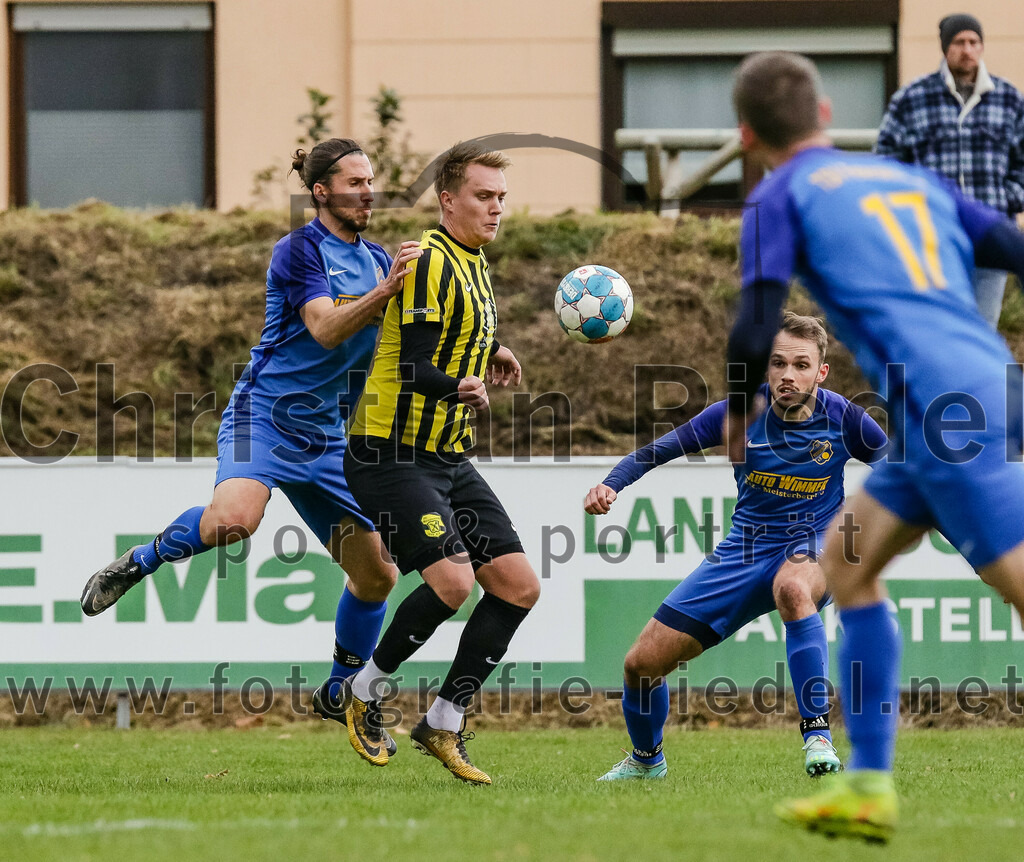 2023-11-11_015_FC_Moosinning_gegen_TSV_Peterskirchen | Moosinning, Deutschland, 11.11.2023:
Fußball, Bezirksliga Oberbayern Ost 2023 / 2024, 17. Spieltag, FC Moosinning gegen TSV Peterskirchen, Endergebnis: 5:0

Michael Leitner (TSV Peterskirchen, #4), Stefan Haas (FC Moosinning, #8), Lukas Hauser (TSV Peterskirchen, #19)

Foto: Christian Riedel / fotografie-riedel.net
