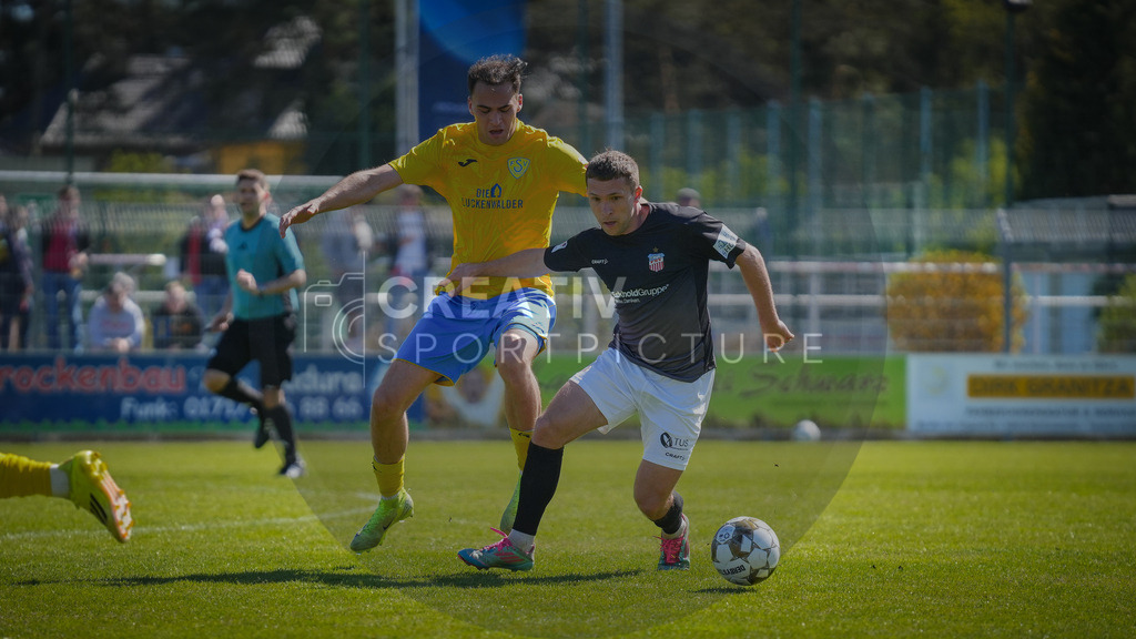 FFußball, Herren, Saison 2025/2026, Regionalliga Nordost, 31. Spieltag, FSV 63 Luckenwalde vs. FSV Zwickau, Sonntag 26.04.2026, Werner-Seelenbinder-Stadion Luckenwalde | Fußball, Herren, Saison 2025/2026, Regionalliga Nordost, 31. Spieltag, FSV 63 Luckenwalde vs. FSV Zwickau, Sonntag 26.04.2026, Werner-Seelenbinder-Stadion Luckenwalde, Im Bild: Simon Gollnack (l. Luckenwalde) und Nick Breitenbücher (r. Zwickau) - Realisiert mit Pictrs.com