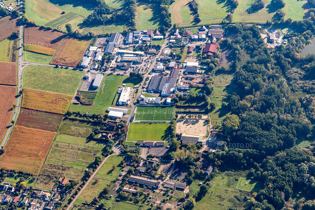 Luftbild: Industriestraße mit Fußballplatz des TSV Fortuna in Billigheim-Ingenheim im Bundesland Rheinland-Pfalz in Deutschland. Foto: IMG_143532.jpg vom 29.09.2024 durch Werner Riehm/FLY-FOTO.de