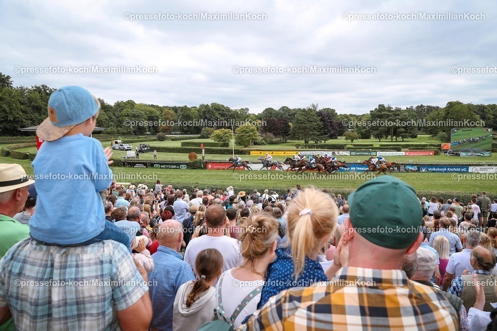 Kre17082594024 | Rennbahnbesucher betrachten die Pferde und Jockeys beim Galopp im Rennen am 17.08.2025 Renntag in Krefeld. Copyright by Marc Ruehl - Veroeffentlichung nur gegen Honorar (zzgl.MwSt), Namensnennung und Beleg, Bank Routing Number: BIC GENODED1PAF, Bank Account Number: IBAN DE04 3706 2600 1201 6180 17, Steuer-Nr.: 203/5266/0306, Ust_Id_Nr.: De 122081417, Zur Gaulshuette 29, 50181 Bedburg, Phone: +49-(0)2272-83351, www.marcruehl.com, info@marcruehl.com, No Model Release, Abtretung von Persoenlichkeitsrechten der abgebildeten Person/Personen liegen nicht vor. Speichern in Bilddatenbanken oder Vervielfaeltigung ist ohne schriftliche Genehmigung nicht gestattet.
