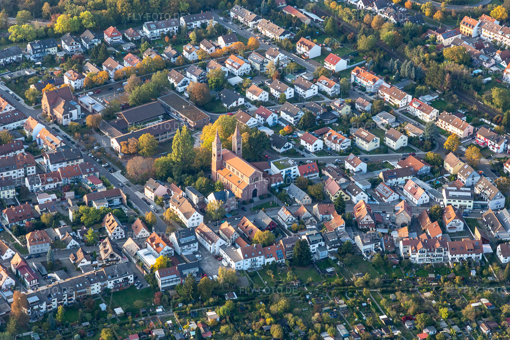 Luftbild: St. Cyriakus im Ortsteil Beiertheim-Bulach in Karlsruhe im Bundesland Baden-Württemberg in Deutschland. Foto: IMG_123464.jpg vom 19.10.2020 durch Werner Riehm/FLY-FOTO.de