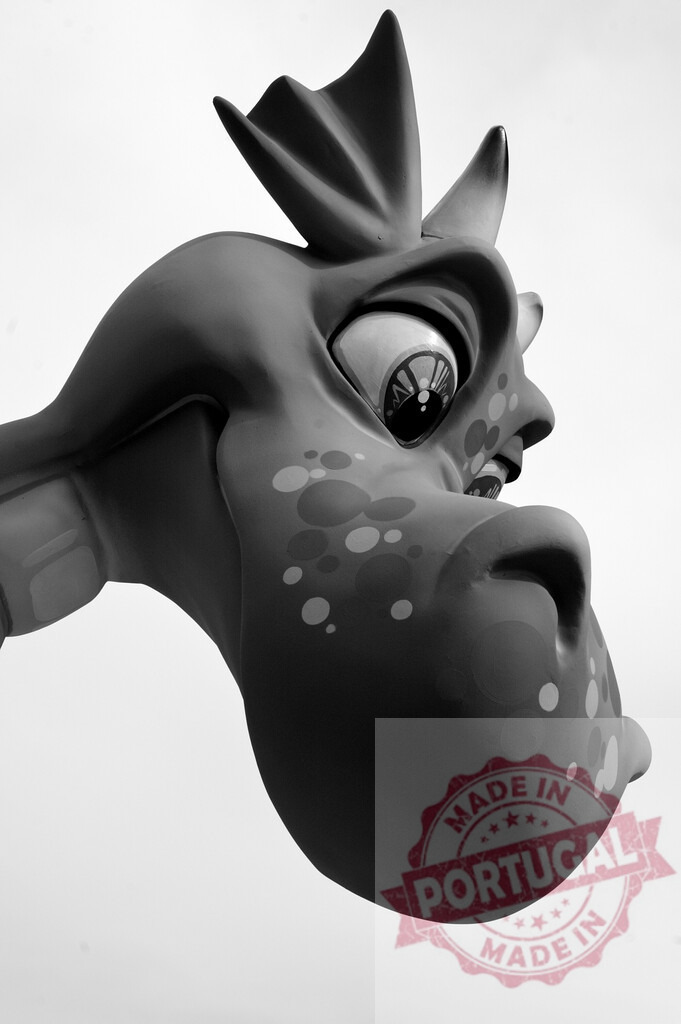 Figment the Dragon character at Epcot Disney World | Dragon character Figment at Epcot theme park in monochrome, representing imagination and inspiration - Realisiert mit Pictrs.com
