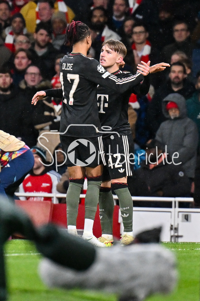 Arsenal FC - FC Bayern München | LONDON, ENGLAND - 26. NOVEMBER: Jubel der Bayenr nach dem Treffer zum 1-1 durch Lennart KARL (FC Bayern Munich 42) / Tor / Torschuetze / Freude / Happy beim Ligaspiel zwischen Arsenal London und dem FC Bayern München am 5. Spieltag der UEFA Champions League im Emirates Stadium am 26.11.2025