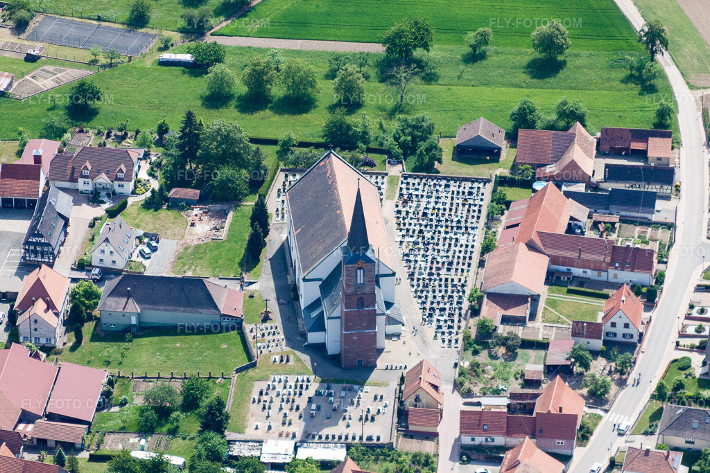 Aerial view: Church building in the village center in Schleithal in the state Bas-Rhin, France.Photo: IMG_40945(40862).jpg taken on 05/08/2011 by Werner Riehm/FLY-FOTO.comResolution of the original: 4752 x 3168 px