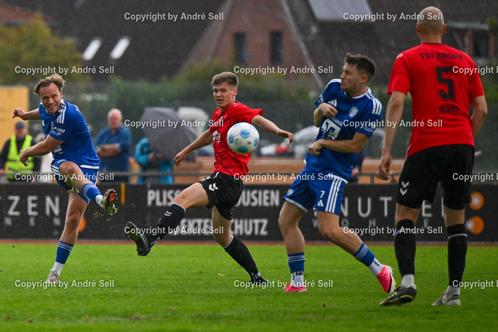 TuS Nortorf vs TSV Kropp | Mika Jöhnk (Nortorf #13) &amp; Alexander Gerst (Nortorf #7) vs Bjarne Kuhn (Kropp #10) &amp; Lars Brand (Kropp #5) / Fußball-Landesliga Schleswig Männer 2026/2027 / TuS Nortorf vs TSV Kropp / TuS Arena / Nortorf / 29.08.26 - Realisiert mit Pictrs.com
