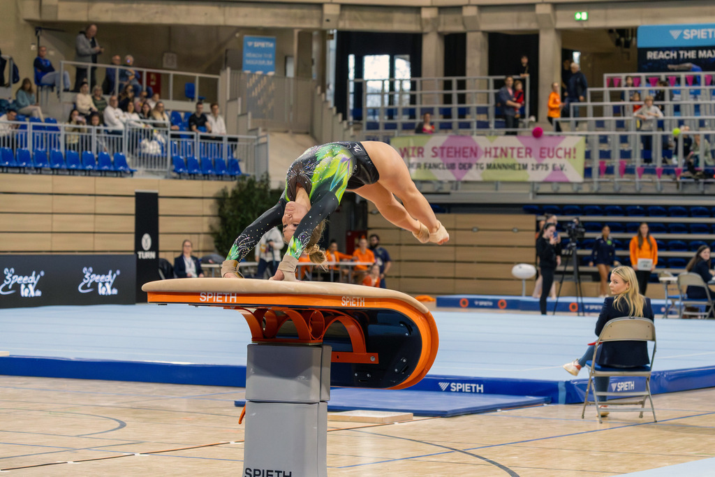 Deutsche Turnliga DTL (Bundesliga) der Frauen, Finale 2025 in Heidelberg | Deutsche Turnliga DTL (Bundesliga) der Frauen, Finale 2025 in Heidelberg***Bild: Karina Schönmaier (TSV Tittmoning-Chemnitz) am Sprung - Realisiert mit Pictrs.com