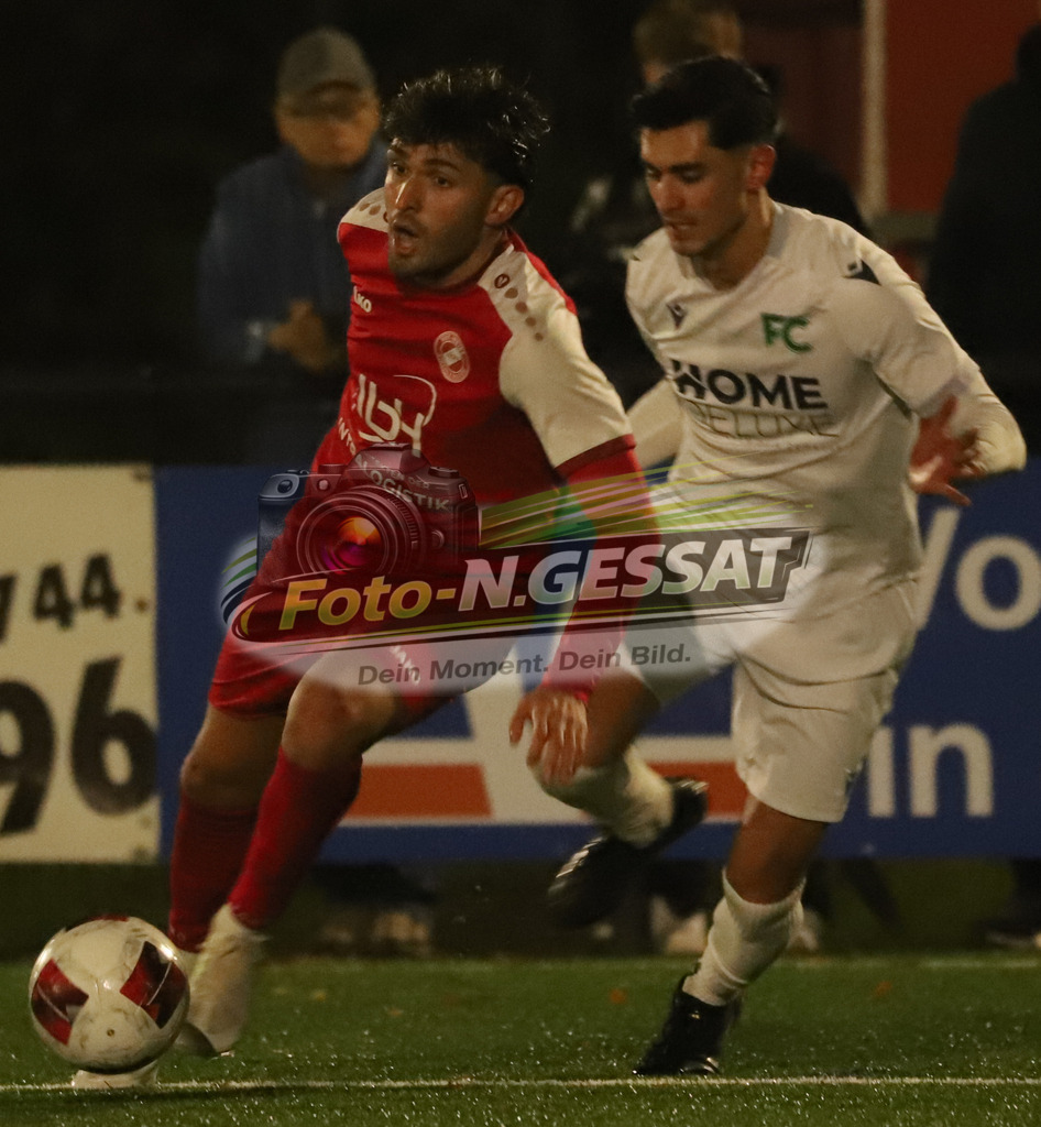 FC RW Kirchlengern - FC Lübbecke | Auf dem Bild zu sehen: rot FC RW Kirchlengern: Altan Dincdemir ; weiß FC Lübbecke: Ersan Keser FC RW Kirchlengern, FC Lübbecke, Saison 25/26, Landesliga, Kirchlengern, Deutschland - Realisiert mit Pictrs.com