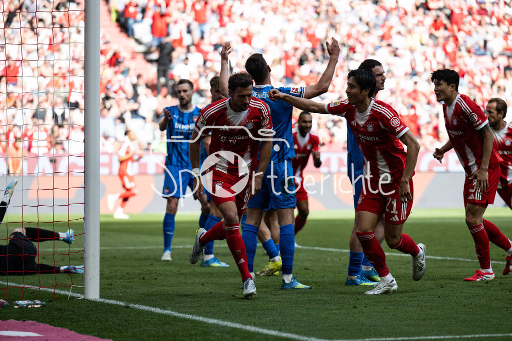 FC Bayern München - 1. FC Heidenheim | MUNICH, GERMANY - 02. MAI: Jubel der Bayern nach dem Treffer zum 2-2 Ausgleich durch Leon GORETZKA (FC Bayern Munich 8) / Tor / Torschuetze / Freude / Happy / während dem Bundesligamatch zwischen dem FC Bayern München und dem 1. FC Heidenheim am 32. Spieltag in der Allianz Arena / DFL REGULATIONS PROHIBIT ANY USE OF PHOTOGRAPHS AS IMAGE SEQUENCES AND/OR QUASI-VIDEO