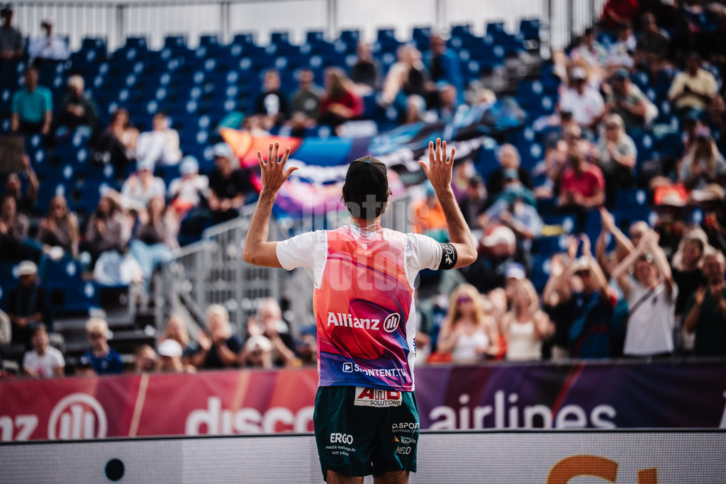 Beachvolleyball | Männer | Deutsche Meisterschaften 2025 Timmendorfer Strand | 05.09.2025 | Niklas Held läuft in die Arena ein