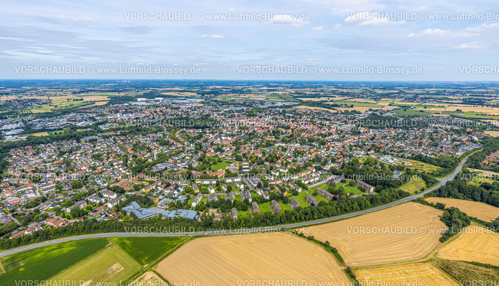 Werl240711742 | Luftbild, Übersicht Werl mit Altstadt mit Wallfahrtsbasilika Mariä Heimsuchung und kath. Kirche St. Walburga, unten die Hedwig-Dransfeld-Schule, Häuser mit roten Dächern, Fernsicht, Werl, Soester Börde, Nordrhein-Westfalen, Deutschland