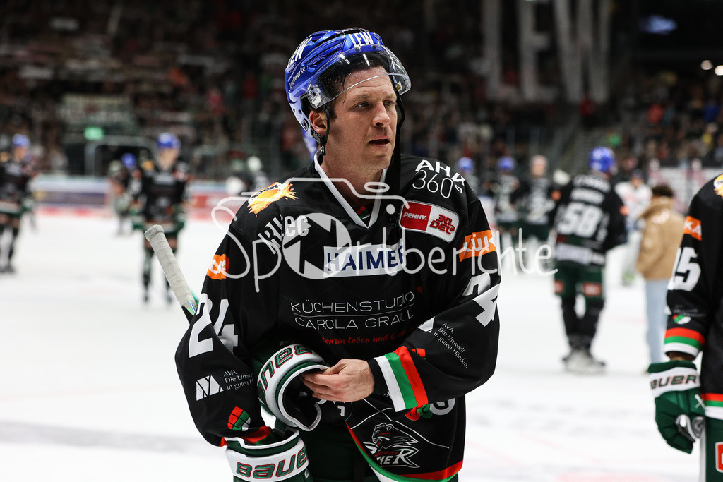 Augsburger Panther - ERC Ingolstadt | Thomas Jordan TREVELYAN (AEV #24) ist enttaeuscht nach der Niederlage gegen Ingolstadt
