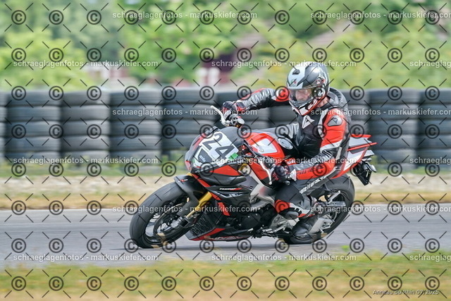 25bt05-1588 | markuskiefer.com - Realisiert mit Pictrs.com