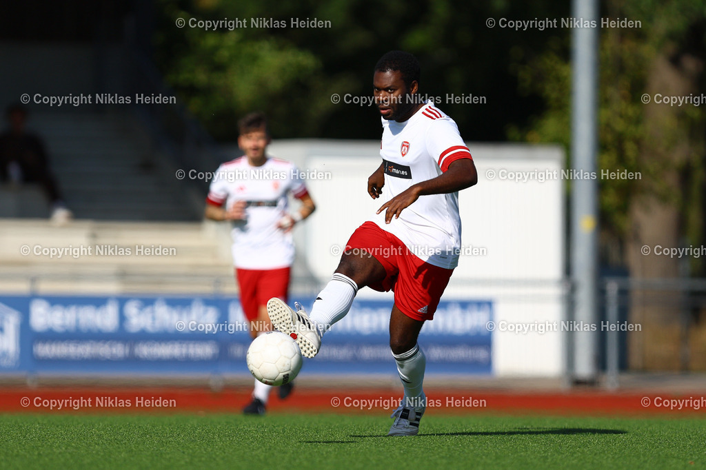 NH_NikolaTesla_SCVictoriaHamburg_OberligaHamburg_28092025 | #5 Kokou Michel Amorin (Nikola Tesla)Fußball I Herren I Gamesright Oberliga Hamburg I Saison 2025-2026  I 10. Spieltag I Nikola Tesla - SC Victoria Hamburg I 28.09.2025 I Sportplatz Vorhornweg