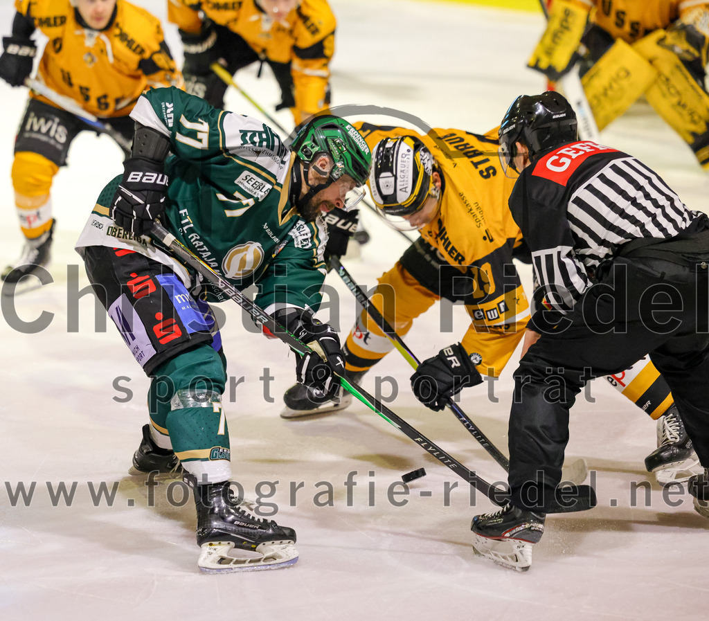 2026-02-27_132_TSV_Erding_gegen_EV_Fuessen | Erding, Deutschland, 27.02.2026:Eishockey, Oberliga Süd 2025 / 2026, 51. Spieltag, TSV Erding gegen EV Füssen, Endergebnis: 2:4Philipp Michl (Erding Gladiators, #77), Julian Straub (EV Füssen, #19)Foto: Christian Riedel / fotografie-riedel.net