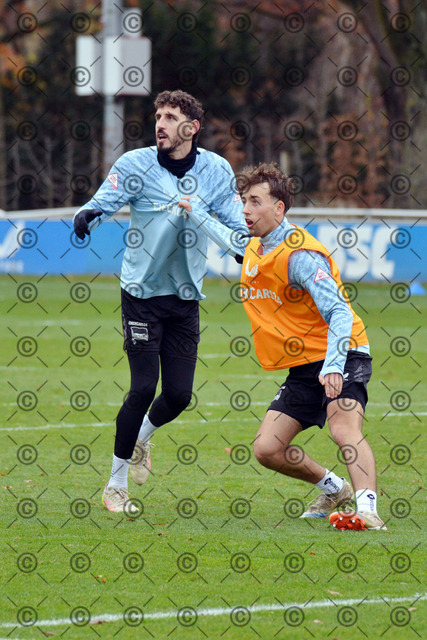 RGE_6858b | Hertha BSC, 2.Bundesliga, Herren, Saison 2025/26, Training, Montag  17.11.2025, von li. Agustin Rogel ( Hertha BSC ), Tim Hoffmann  ( Hertha BSC),    Fotograf:   Ralf Gebhardt - Realisiert mit Pictrs.com