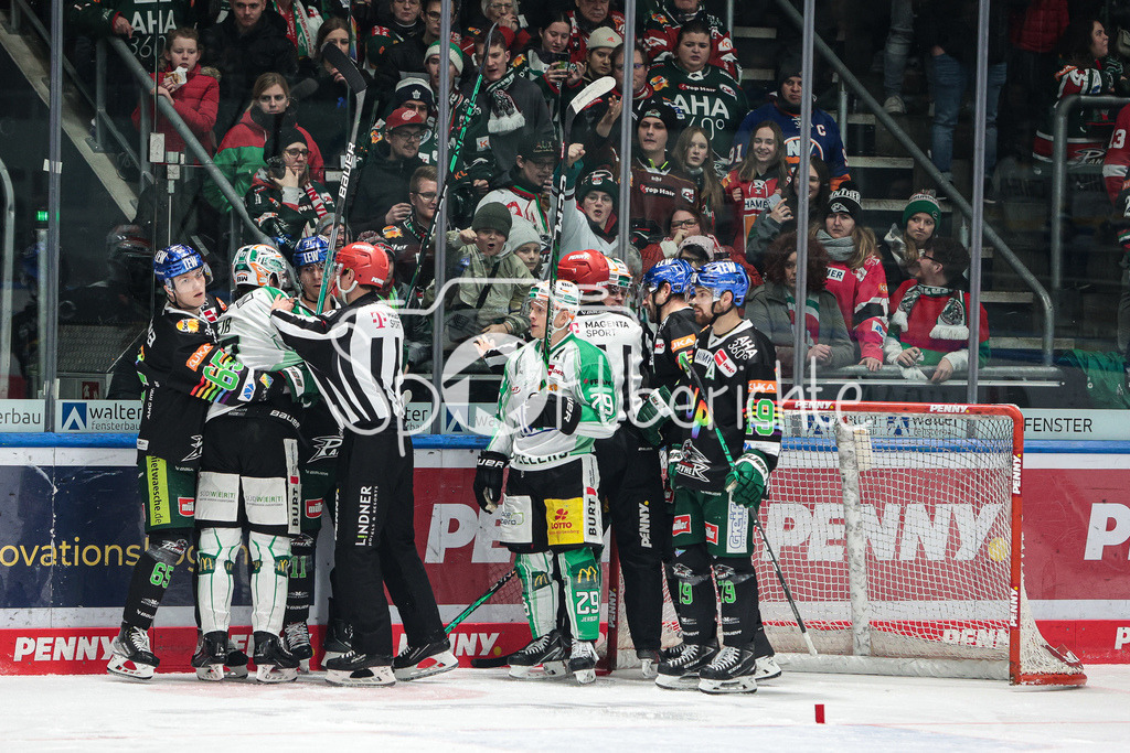 Augsburger Panther - Bietigheim Steelers | Eine kleine Rangelei vor dem Tor von Markus KELLER (AEV #35)