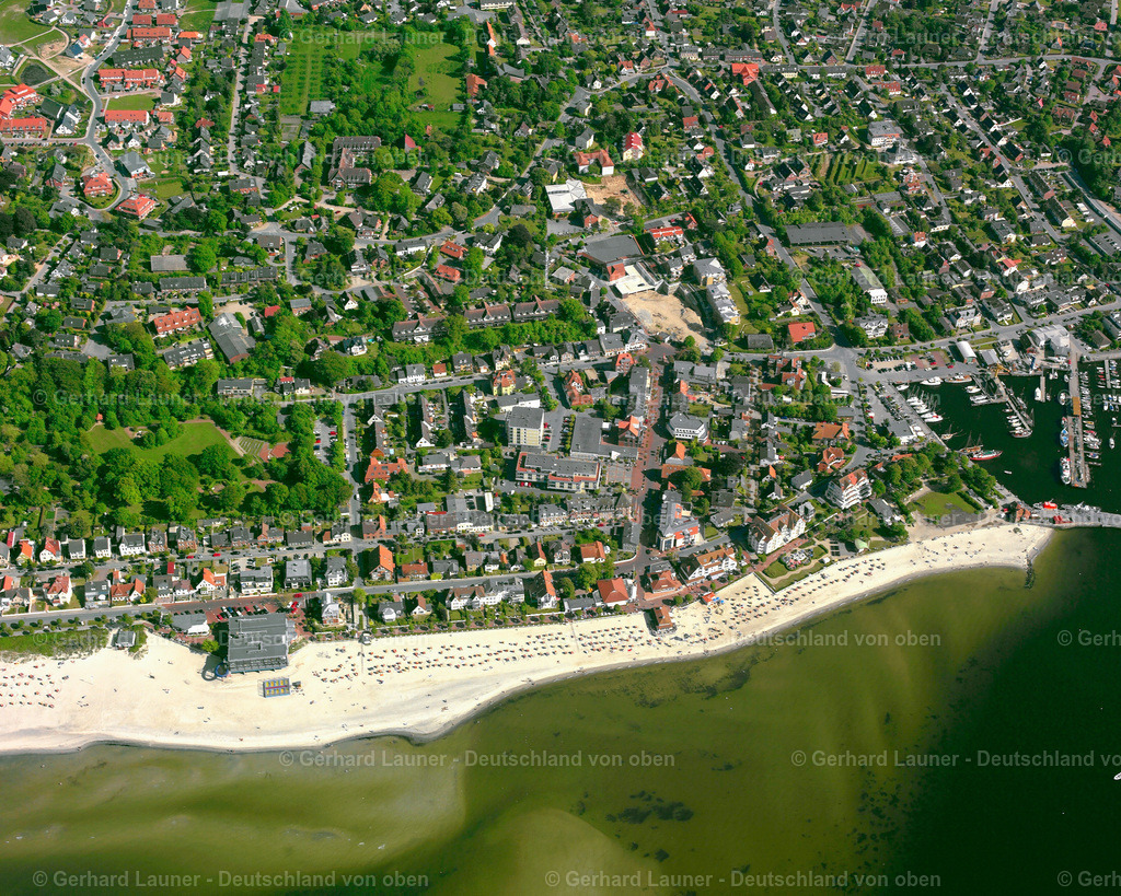 2405238 | LABOE 07.08.2004 Ortskern,Sandstrand- Landschaft entlang des Küsten- Verlaufes an der Strandstraße in Laboe an der Kieler Förde im Bundesland Schleswig-Holstein, Deutschland. // Beach landscape along the on Strandstrasse in Laboe on the Kiel Fjord in the state Schleswig-Holstein, Germany. Foto: Gerhard Launer
