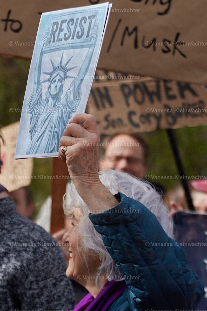 Hands Off: Democrats abroad für die Demokratie in den USA, 05.04.2025 | "Hands Off": Democrats Abroad rally in front of the embassy of the USA in Berlin, Germany, against funding cuts, queermisia and facism. - Realisiert mit Pictrs.com