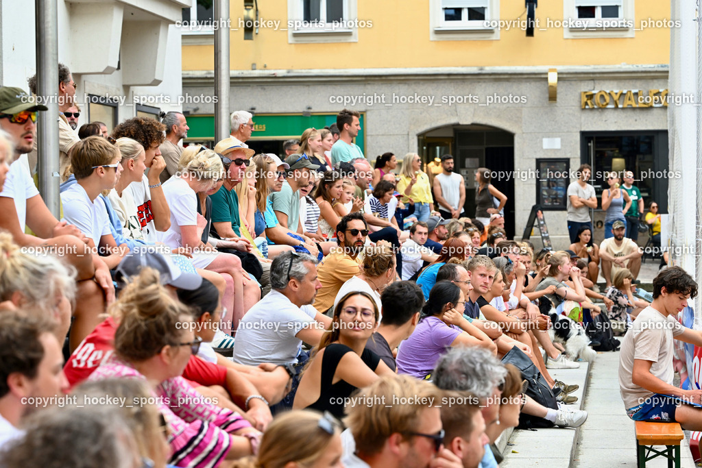 Kärntner Landesmeisterschaft Beach Volleyball | Besucher Rathausplatz Villach, Kärntner Landesmeisterschaft Beach Volleyball, Kärntner Landesmeisterschaft Beach Volleyball am 18.08.2024 in Villach (Rathausplatz Villach), Austria, (Photo by Bernd Stefan)