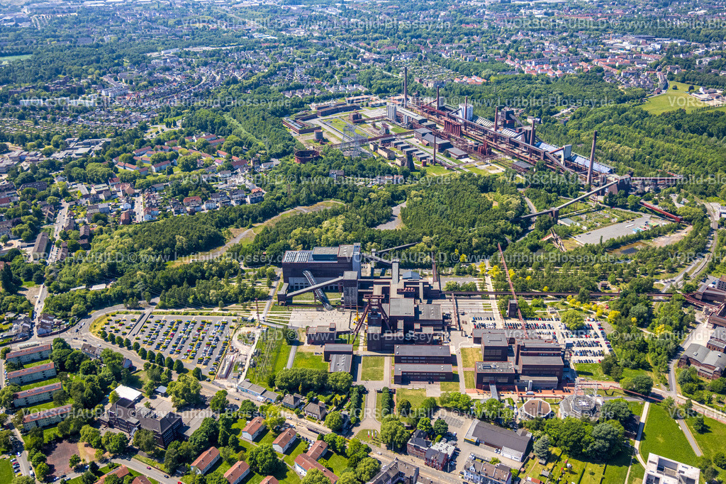 Essen250507644 | Luftbild, Gesamtansicht Zeche Zollverein, Gelsenkirchener Straße, Freibad, Stoppenberg, Essen, Ruhrgebiet, Nordrhein-Westfalen, Deutschland