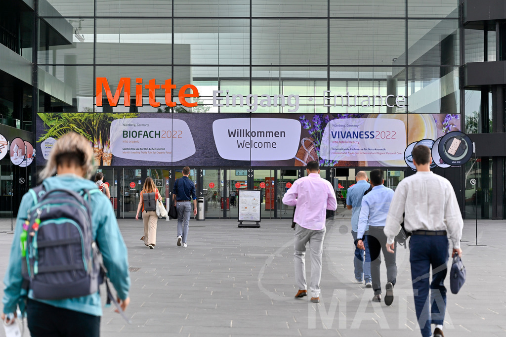 _DW03332 | Das Herz der internationalen Bio-Branche schlug vom 26.–29.07.2022 für vier Tage in Nürnberg. Die BIOFACH, Weltleitmesse für Bio-Lebensmittel, und die VIVANESS, Internationale Fachmesse für Naturkosmetik, meldet sich mit der einmaligen „Summer Edition“ zurück. Groß war die Wiedersehensfreude der über 24.000 Fachbesucher aus 137 Ländern. Im Fokus: Der persönliche Austausch, Networking und vertiefte Gespräche zu den Themen der Zeit. Aber auch: Neuheiten und Trends entdecken und eintauchen mit allen Sinnen in die Produktvielfalt der 2.276 Aussteller aus 94 Ländern. Nürnberg, 29.07.2022 - Realisiert mit Pictrs.com