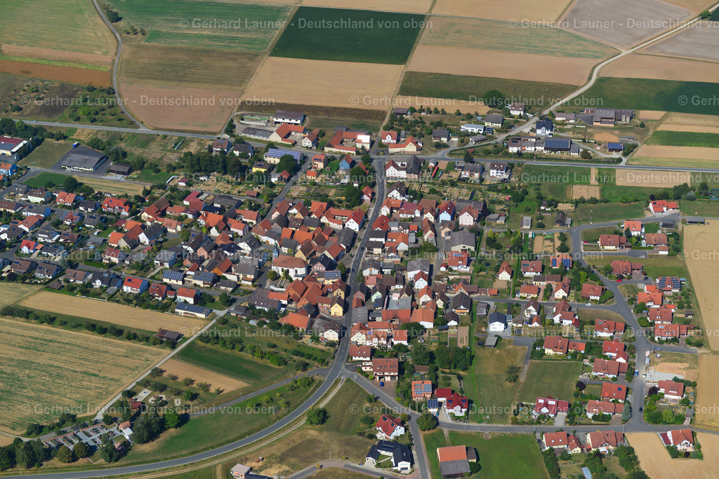 3650612 | HOLZKIRCHHAUSEN 13.09.2016 Stadtansicht vom Stadtrand angrenzend an landwirtschaftliche Feldern  in Holzkirchhausen im Bundesland Bayern, Deutschland // City view from the outskirts with adjacent agricultural fields  in Holzkirchhausen in the state Bavaria, Germany Foto: Gerhard Launer