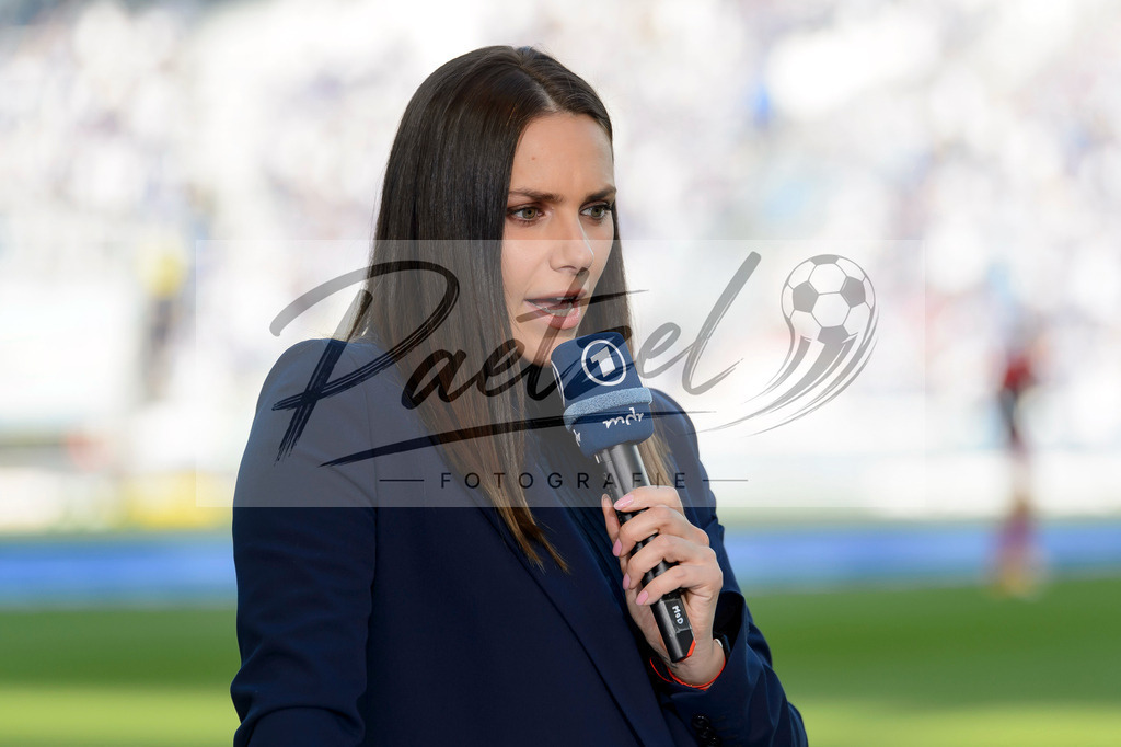 FCMFCK20210904_078 | Fussball, Herren: Sportschau-Moderatorin Esther Sedlaczek schaut beim Spiel der 3. Liga zwischen 1. FC Magdeburg und 1. FC Kaiserslautern in der MDCC-Arena am 04.09.2021 in Magdeburg, Deutschland.DFB / DFL REGULATIONS PROHIBIT ANY USE OF PHOTOGRAPHS AS IMAGE SEQUENCES AND/OR QUASI-VIDEO. - Realisiert mit Pictrs.com