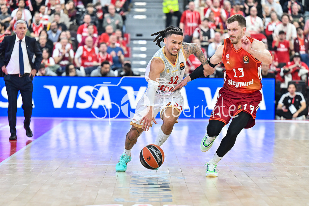 FC Bayern Basketball - AS Monaco Basket | MUNICH, GERMANY - 05. FEBRUARY: im Duell Matthew STRAZEL (AS Monaco Basket 32) und Andreas OBST (FC Bayern Basketball 13) während dem Match zwischen dem FC Bayern Basketball und dem AS Monaco Basket am 27. Spieltag der EuroLeague im SAP GARDEN