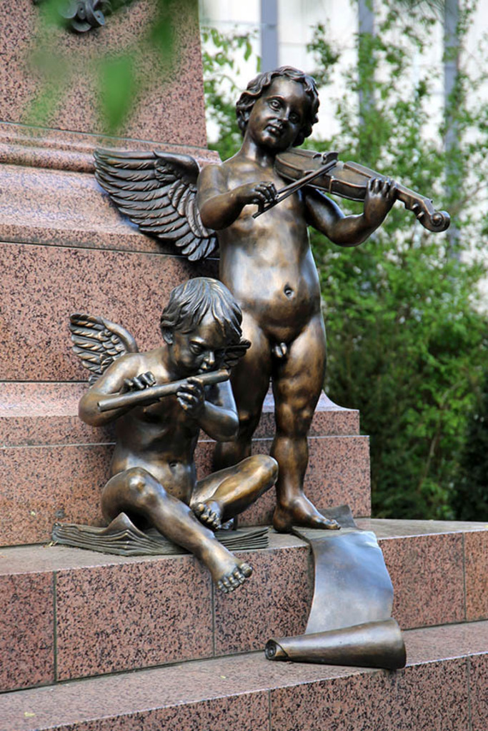 Mendelssohn-Denkmal - Musizierende Engel | Entdecke über 20 Kategorien Leipzig-Motive: Foto-Downloads, hochwertige Poster, Leinwand- & Fine-Art-Prints. Jetzt Lieblingsfoto im Bildlexikon Leipzig Shop bestellen!